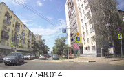 Движение по городской улице в Самаре. Вид из окна автомобиля (2015 год). Редакционное видео, видеограф FotograFF / Фотобанк Лори