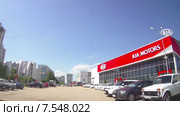 Автомобиль движется возле автосалона Kia Motors в Самаре (2015 год). Редакционное видео, видеограф FotograFF / Фотобанк Лори