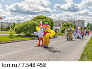 Шествие карнавала колясок на празднике  Дня города  Удомля в День России, Тверская область (2015 год). Редакционное фото, фотограф Анатолий Труков / Фотобанк Лори