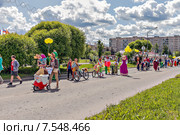 Шествие карнавала колясок на празднике  Дня города  Удомля в День России, Тверская область (2015 год). Редакционное фото, фотограф Анатолий Труков / Фотобанк Лори