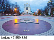 Калининград. Вид на памятный знак в честь 750-летия города и  Храм Христа Спасителя (2015 год). Редакционное фото, фотограф Литвяк Игорь / Фотобанк Лори