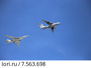 Самолет-топливозаправщик Ил-78 (бортовой номер RF-94287) и сверхзвуковой стратегический бомбардировщик дальней авиации России Ту-160 («Белый лебедь»), Парад Победы на Красной площади 9 мая 2015 года в Москве. Редакционное фото, фотограф Алексей Гусев / Фотобанк Лори
