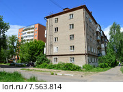 Комсомольская улица, дом 26а. Советская улица, дом 8. Город Электроугли Ногинского района Московской области (2015 год). Редакционное фото, фотограф lana1501 / Фотобанк Лори
