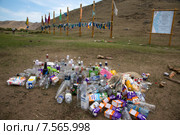 Мусор из пустых бутылок из под водки и пакетов молока у подножья священной горы Ёрд (Ехе Ёрдой) около озера Байкал, Иркутская область (2015 год). Редакционное фото, фотограф Николай Винокуров / Фотобанк Лори
