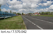 Школьники бегут стометровку, сдают нормы ГТО по бегу (2015 год). Редакционное видео, видеограф Евгений Каргин / Фотобанк Лори