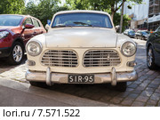 Старый белый автомобиль Volvo Amazon 121 B12 (2015 год). Редакционное фото, фотограф EugeneSergeev / Фотобанк Лори