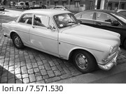 Старый белый автомобиль Volvo Amazon 121 B12, монохромный снимок (2015 год). Редакционное фото, фотограф EugeneSergeev / Фотобанк Лори