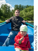 Молодой отец катает маленькую дочку на лодке. Стоковое фото, фотограф Кекяляйнен Андрей / Фотобанк Лори