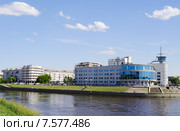 Омск, вид на киноцентр "Вавилон" и набережную Оми (2015 год). Редакционное фото, фотограф Галина Хорошман / Фотобанк Лори