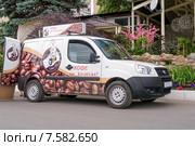 Автомобиль продающий варёный кофе на улице (2015 год). Редакционное фото, фотограф Леонид Ардаткин / Фотобанк Лори
