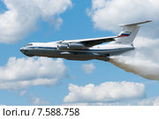 Самолет "Ил-76МД" сбрасывает воду в полете (2015 год). Редакционное фото, фотограф Алексей Бок / Фотобанк Лори