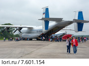 День открытых дверей на аэродроме Мигалово. Люди около самолета Ан-22 "Антей" (2015 год). Редакционное фото, фотограф Alexei Tavix / Фотобанк Лори