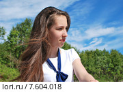 Портрет девушки на фоне зеленых деревьев и голубого неба. Стоковое фото, фотограф Ирина Здаронок / Фотобанк Лори