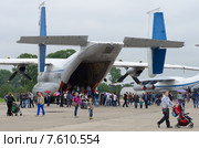 День открытых дверей на аэродроме Мигалово. Люди около самолета Ан-22 "Антей" (2015 год). Редакционное фото, фотограф Alexei Tavix / Фотобанк Лори