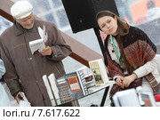 Мужчина рассматривает книги Александра Кабакова на фестивале Книги в Москве (2015 год). Редакционное фото, фотограф Дмитрий Неумоин / Фотобанк Лори