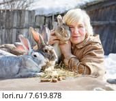Женщина-фермер с кроликами. Стоковое фото, фотограф Евгений Чернецов / Фотобанк Лори