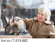 Женщина-фермер с кроликом. Стоковое фото, фотограф Евгений Чернецов / Фотобанк Лори