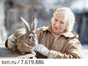 Женщина-фермер с кроликом. Стоковое фото, фотограф Евгений Чернецов / Фотобанк Лори