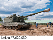 Самоходная артиллерийская установка САУ "Мста-С" на полигоне. Парк "Патриот". "Армия-2015". Кубинка, Алабино. Редакционное фото, фотограф Алексей Бок / Фотобанк Лори