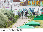 Готка с друзьями идет к стене с надписями (2015 год). Редакционное фото, фотограф Юрий Шурчков / Фотобанк Лори