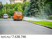 Машина КАМАЗ поливает газон. Москва (2015 год). Редакционное фото, фотограф Владимир Князев / Фотобанк Лори