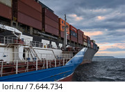 Танкер Залив Восток бункерует на рейде контейнеровоз NYK Rigel (2015 год). Редакционное фото, фотограф Владимир Серебрянский / Фотобанк Лори