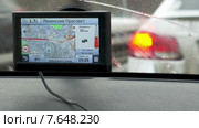 Автомобиль стоит в пробке или на светофоре. GPS-устройство с указанием маршрута на панели. Таймлапс (2015 год). Редакционное видео, видеограф Данил Руденко / Фотобанк Лори