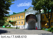 Успенский корпус келий. Успенские ворота (2-я пол. XVII в.)  Троице-Сергиевой лавры. Город Сергиев Посад. Московская область (2015 год). Стоковое фото, фотограф lana1501 / Фотобанк Лори