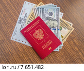 Квитанция об обмене валюты в Bank of Ceylon, российский загранпаспорт с вложенными в него долларами США (2015 год). Редакционное фото, фотограф Владимир Сергеев / Фотобанк Лори