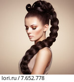 Portrait of beautiful sensual woman with elegant hairstyle. Стоковое фото, агентство Ingram Publishing / Фотобанк Лори