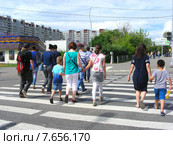 Люди переходят дорогу по пешеходному переходу, улица Грекова, район Медведково, Москва (2015 год). Редакционное фото, фотограф lana1501 / Фотобанк Лори