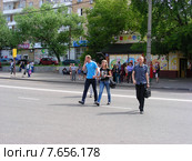 Люди переходят дорогу в неположенном месте, улица Грекова, район Медведково, Москва (2015 год). Редакционное фото, фотограф lana1501 / Фотобанк Лори