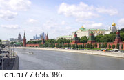 Кремль, Кремлевская набережная и река Москва. Дорога по набережной вдоль Кремлевской стены (2015 год). Стоковое видео, видеограф Parmenov Pavel / Фотобанк Лори