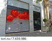 Витрина магазина "Dior" в Праге, Чехия (2014 год). Редакционное фото, фотограф Ирина Борсученко / Фотобанк Лори