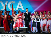 Концерт "Алые паруса 2015" на Дворцовой площади. Иван Ургант и Ольга Шелест с артистами на сцене. Редакционное фото, фотограф Татьяна Белова / Фотобанк Лори