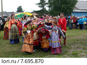 Усть-Цильма, Республика Коми, XII Республиканский праздник «Усть-Цилемская горка», дети играют в народную игру "Ручеек" (2015 год). Редакционное фото, фотограф Елена Боброва / Фотобанк Лори