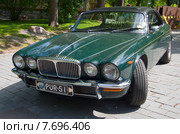 Двухдверный Jaguar XJ12c Daimler Double Six Coupe на слете владельцев автомобилей Ягуар. Турку, Финляндия (2015 год). Редакционное фото, фотограф Виктор Карасев / Фотобанк Лори