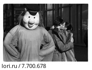 Уличный зазывала и поцелуй двух влюбленных. Редакционное фото, фотограф Борис Кавашкин / Фотобанк Лори