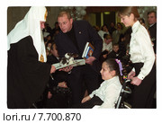 Патриарх Алексий II общается с детьми. Редакционное фото, фотограф Борис Кавашкин / Фотобанк Лори