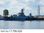 Малый противолодочный корабль "Уренгой" в Петровской гавани. Кронштадт (2015 год). Редакционное фото, фотограф Виктор Карасев / Фотобанк Лори