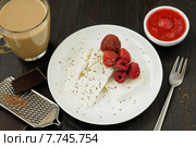 Творог со свежими ягодами и кофе с молоком на завтрак. Стоковое фото, фотограф Елена Титаренко / Фотобанк Лори