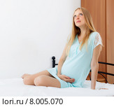 pregnant woman on white sheet in bed. Стоковое фото, фотограф Яков Филимонов / Фотобанк Лори