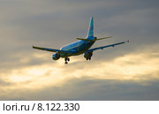 Улетающий на фоне закатного неба Airbus A319-111 (VQ-BAS) авиакомпании "Россия" в окраске футбольного клуба "Зенит" (2015 год). Редакционное фото, фотограф Виктор Карасев / Фотобанк Лори