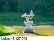 Скульптура Тритон в Китайском пруду. Верхний парк. Ораниенбаум (Ломоносов). Санкт-Петербург (2015 год). Редакционное фото, фотограф Румянцева Наталия / Фотобанк Лори