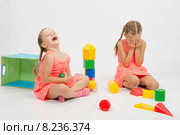 Девочка радуется что обидела другую девочку. Стоковое фото, фотограф Иванов Алексей / Фотобанк Лори