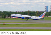 Взлетающий Boeing 767-200ER  (EI-RUZ) авиакомпании  Transaero Airlines. Аэропорт Пулково (2015 год). Редакционное фото, фотограф Виктор Карасев / Фотобанк Лори