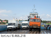 Автомобили переправляются через Волгу на пароме. Мышкин (2015 год). Редакционное фото, фотограф Александр Щепин / Фотобанк Лори