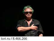 Лидер рок-группы "Алиса" Константин Евгеньевич Кинчев приветствует зрителей во время выступления на концерте (2015 год). Редакционное фото, фотограф Николай Винокуров / Фотобанк Лори
