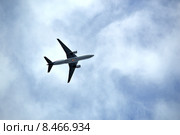 Boeing 777-200ER (бортовой номер VQ-BUD) авиакомпании Nordwind Airlines ("Северный ветер") со световым маячком в нижней части фюзеляжа на фоне пасмурного облачного неба (2015 год). Редакционное фото, фотограф Александр Замараев / Фотобанк Лори