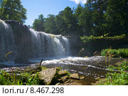 У водопада Кейла-Йоа солнечным летним днем. Эстония (2015 год). Стоковое фото, фотограф Виктор Карасев / Фотобанк Лори